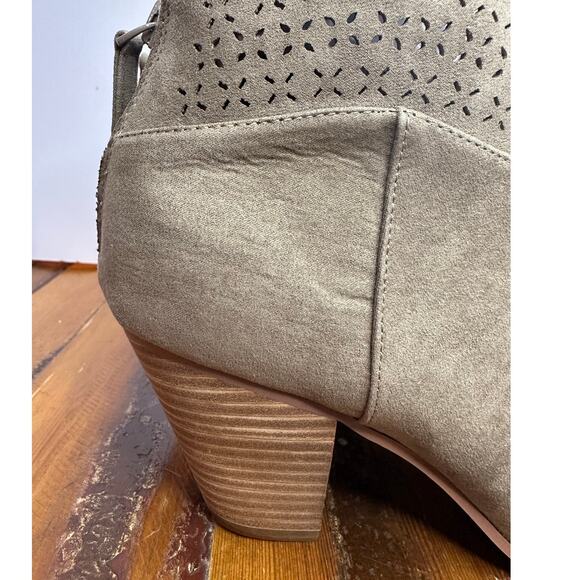 Violet and Red Women's Jackson Laser Cut Faux Suede Ankle Boots Green Sz 9 NWOB - Picture 8 of 9